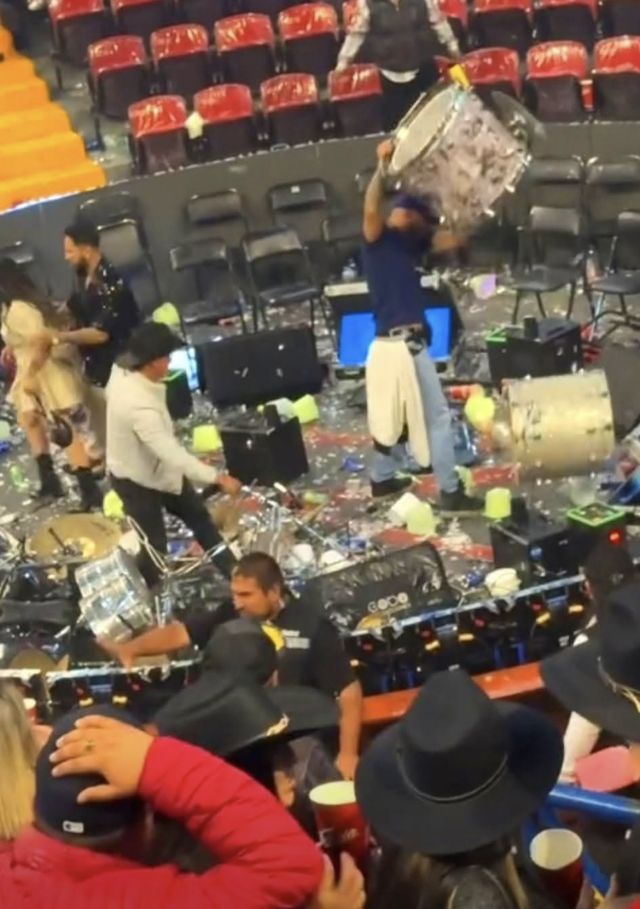 Destrozan instrumentos de Luis R. Conríquez por no cantar corridos en la feria del caballo Texcoco 